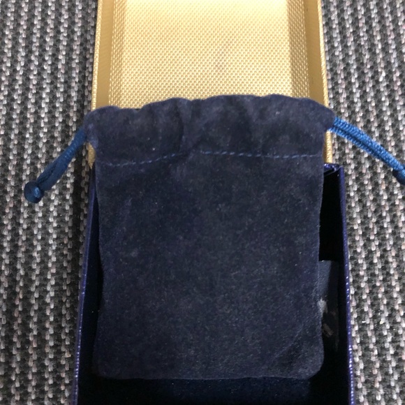 Estēe Lauder 2005 Red Ribbon Compact, Rare and in Great Condition, Box, Bag, inc - Picture 4 of 8